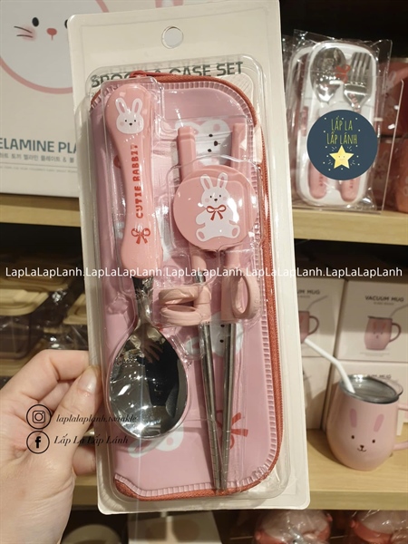 Modernhouse Set muỗng đũa tập gắp Thỏ nơ đỏ kèm túi đựng