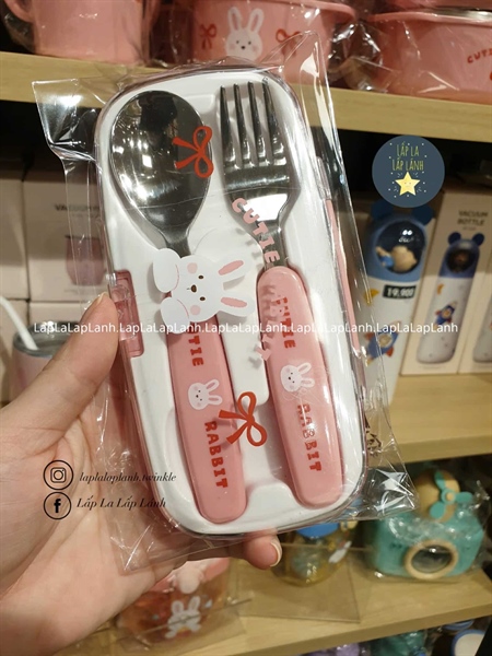 Modernhouse Set muỗng nĩa Thỏ nơ đỏ kèm hộp trong suốt